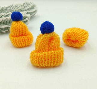 В'язані Шапочки для Ляльок з Помпоном / 47*30 мм / Жовтий із Синім помпоном