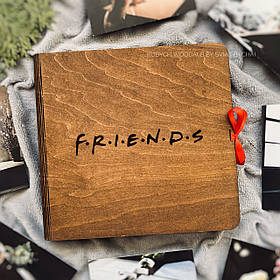 Дерев'яний фотоальбом для подруги, чи друга | оригінальний подарунок на день народження в стилі серіалу "Друзі"
