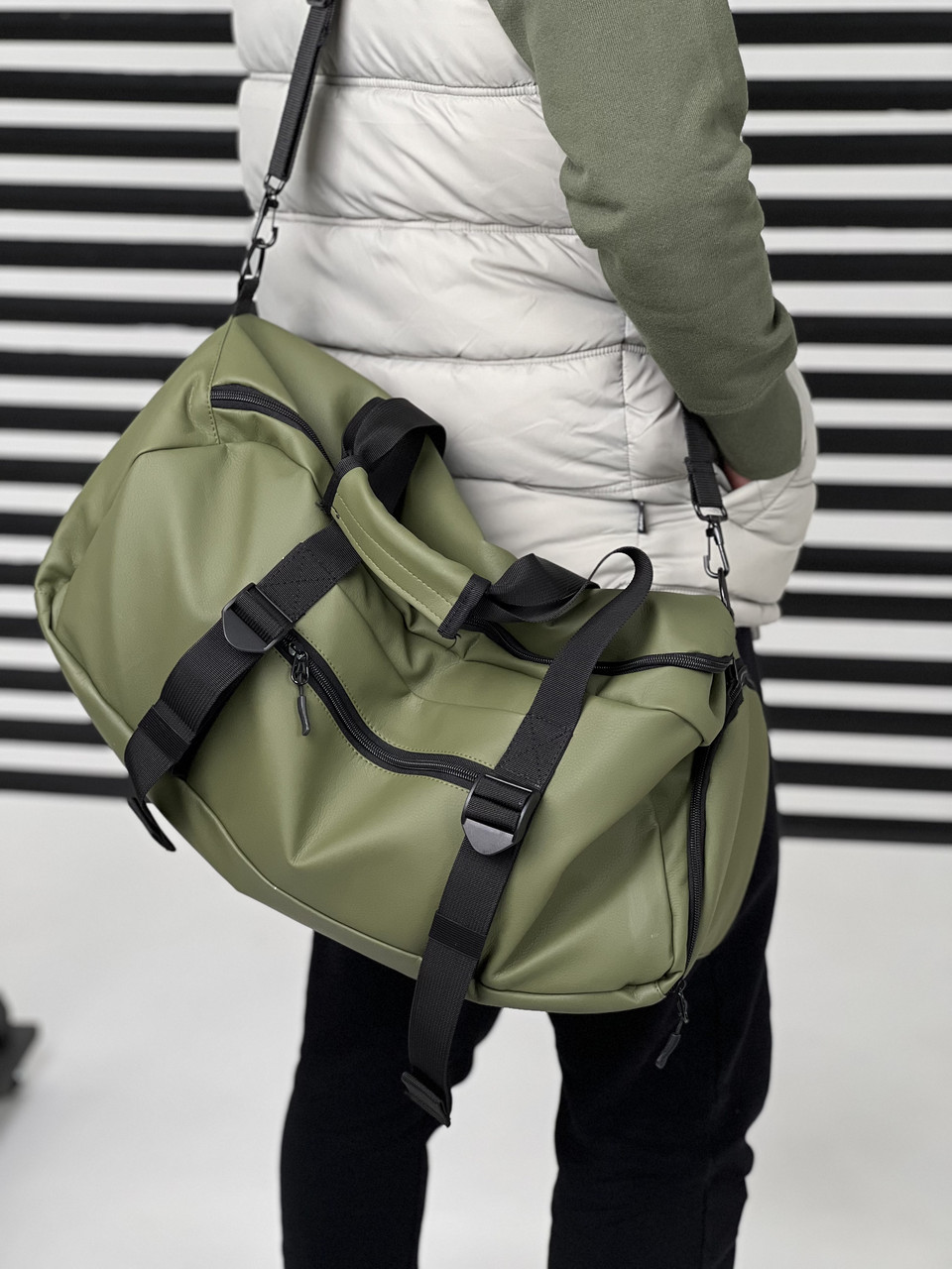 Cпортивна чоловіча сумка через плече на 30л в кольорі хакі