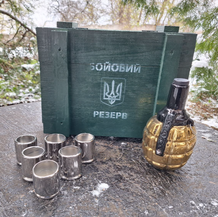 Граната Ф1 з чарками набір для спиртного у дерев'яному ящику, подарунок для чоловіка, військового, фото 1
