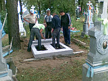 Процес установки памятника