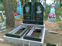 Процес установки памятника