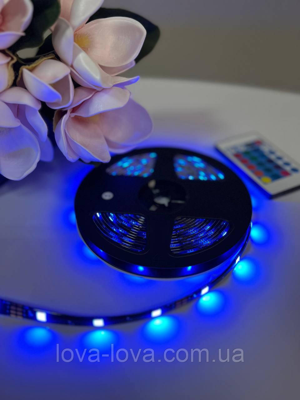 Світлодіодна LED-стрічка багатобарвна RGB 5 м з пультом ДК, що працює від USB-кабелю та зміна кольору через телефон