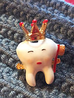 Брошь брошка значок зуб зубик в короне эмаль белая металл подарок стоматологу обьемный