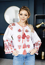 Жіноча вишиванка з синьою гладдю на молочній бавовняній бязі з широкими рукавами та етнічними китицями, фото 3