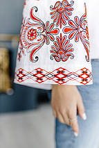 Жіноча вишиванка з синьою гладдю на молочній бавовняній бязі з широкими рукавами та етнічними китицями, фото 4