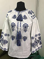Класична вишиванка жіноча з синім орнаментом, біла блузка з народною вишивкою