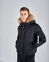 Чоловіча зимова куртка, чорниого кольору.