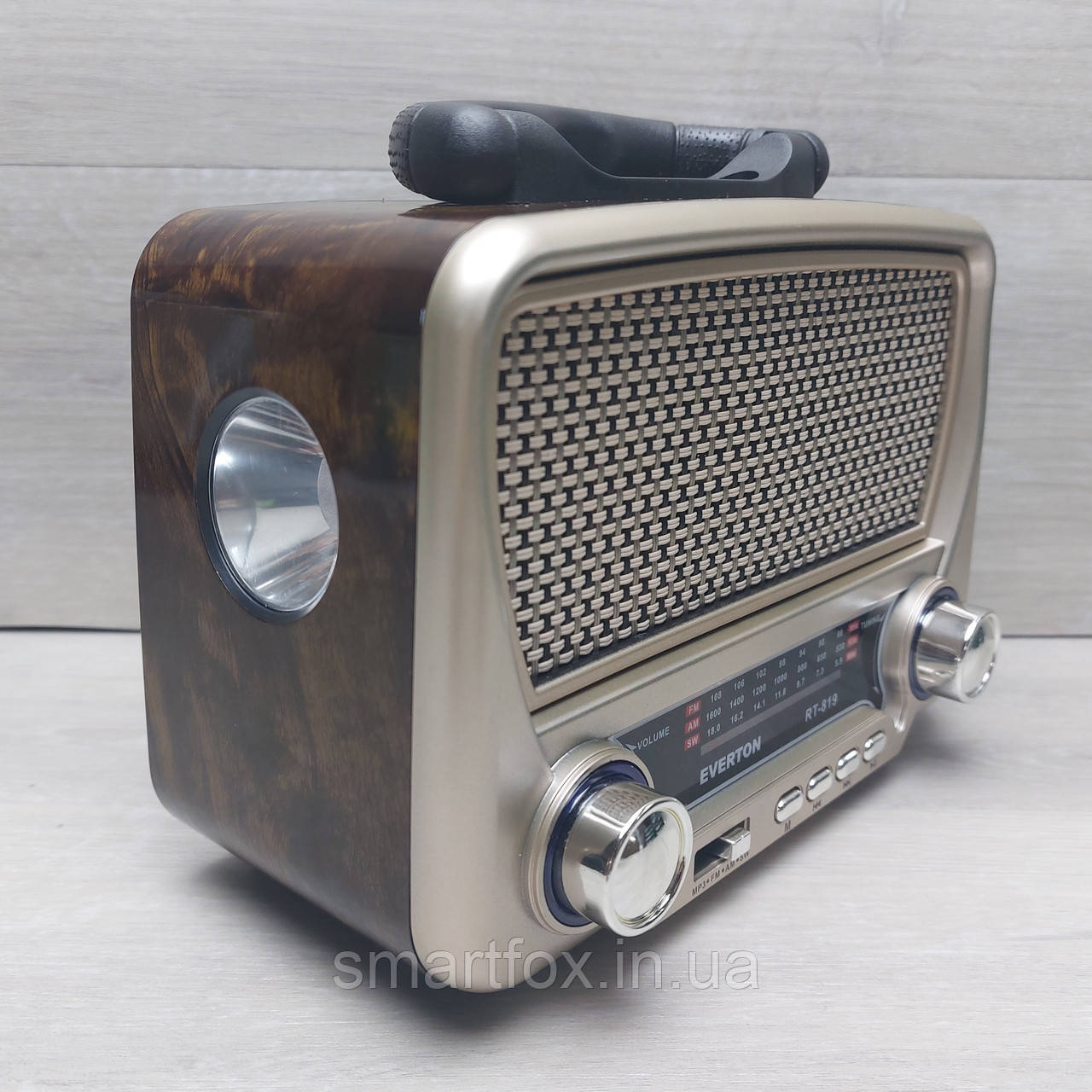 Радіоприймач з USB Everton RT-819 + ліхтарик +соняна батарея