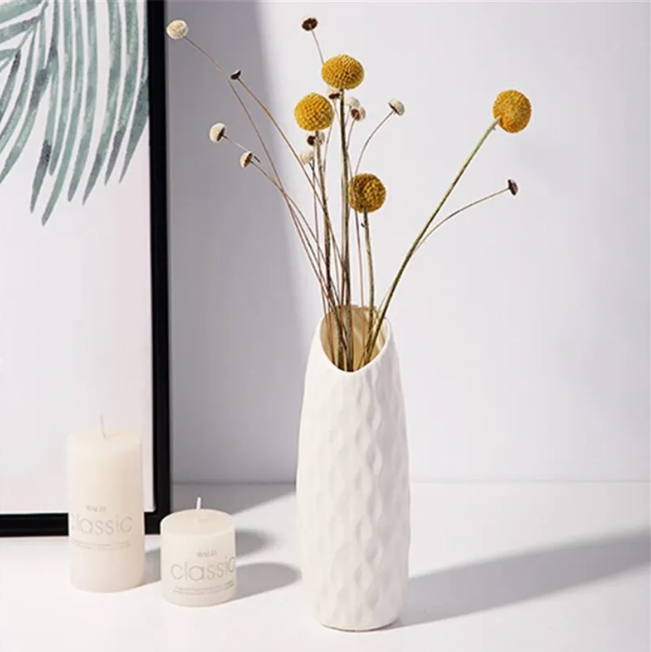 Біла ваза для квітів незвичайної форми