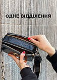 Жіноча прямокутна сумка крос-боді на широкому ремінці рептилія крокодил чорна, фото 6