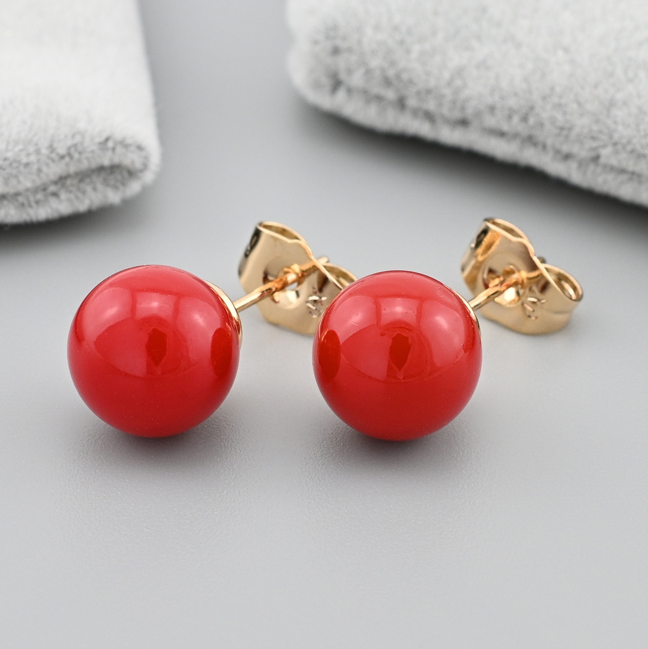 Сережки гвоздики Перли Атлантиди 40584 розмір 10х10 мм червоні штучні перли вага 3.6 г позолота 18К, фото 1