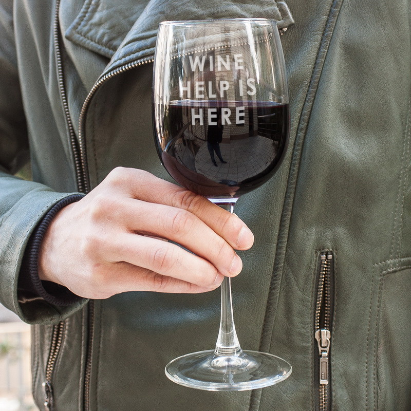 Келих для вина "Wine help is here", англійська, Крафтова коробка