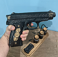 Пістолет Беретта чёрний на дерев'яній підставці - набір для алкоголю 0.5 л