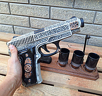 Пістолет Беретта серый на дерев'яній підставці - набір для алкоголю 0.5 л