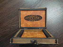 Скринька для 9 брусків обшита шкірою всередині. 150х25х7мм — брусок.