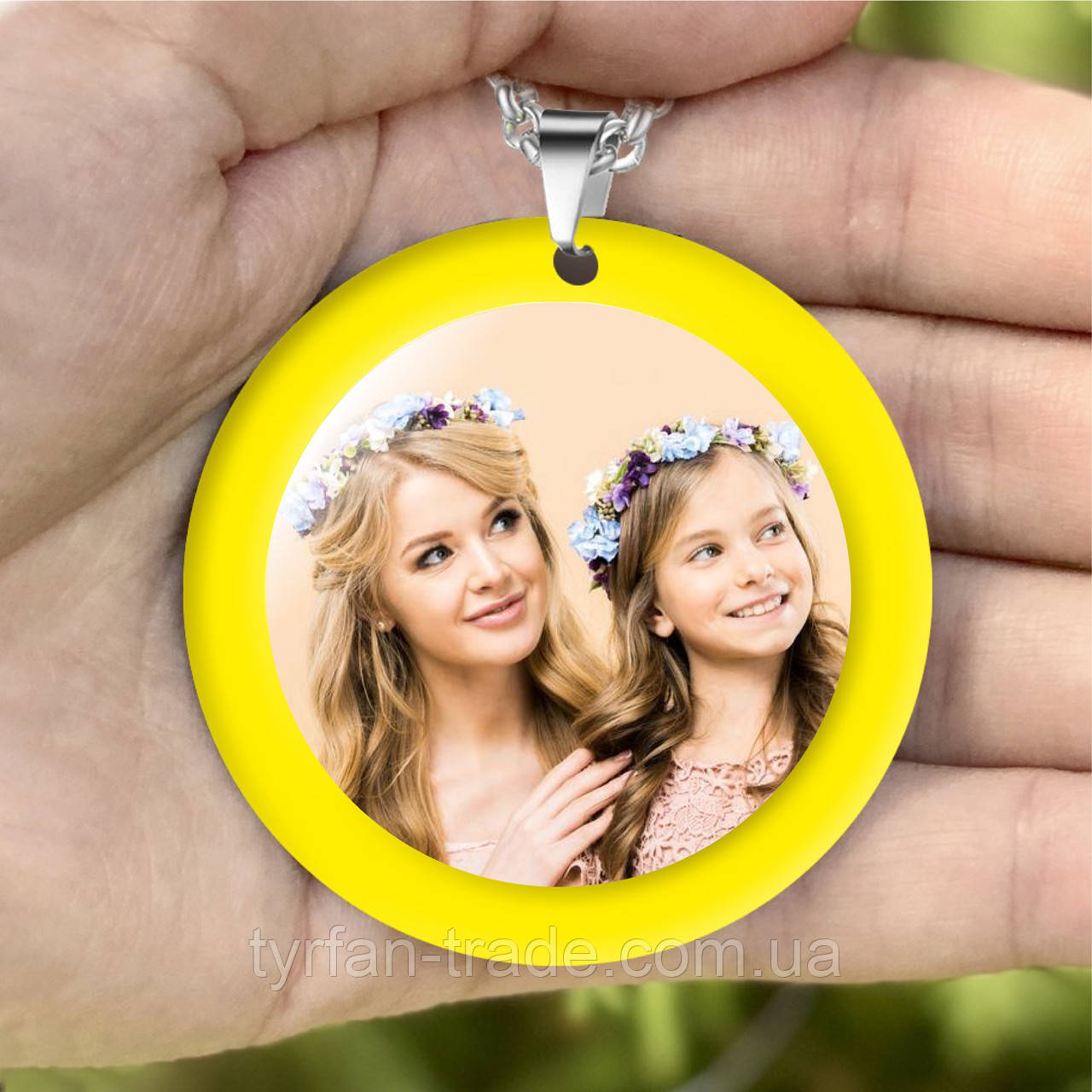 Підвіска ароматизатор в автомобіль — з жовтим обідком круглої форми виготовлення з будь-яким Вашим сімейним фото