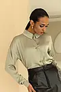Шовкова сорочка жіноча з довгим рукавом класична з розрізом по боках оливкового кольору, фото 4