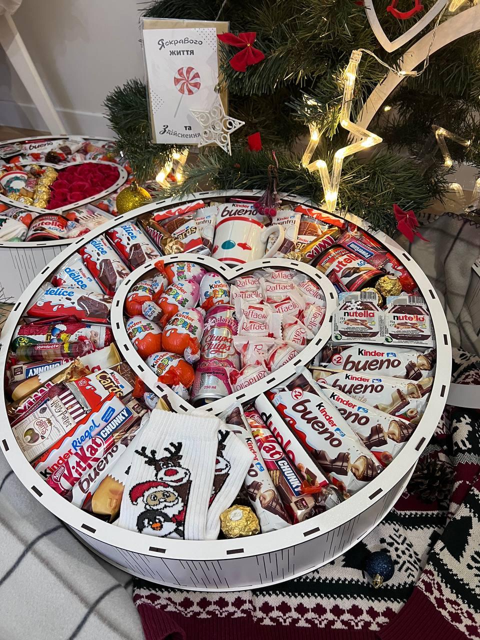 Оригинальный мега подарочный бокс круг с сердцем в середине оригинальные подарки с конфетами на новый год маме - фото 2 - id-p2037719493