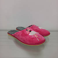 Женские домашние закрытые розовые велюровые тапочки с вышивкой и мехом