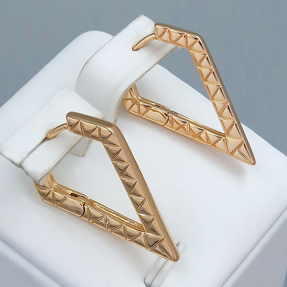 Сережки ХР із рифленням. Позолота 18К. Камені: білий циркон. Довжина: 28 мм. Ширина: 18 мм.