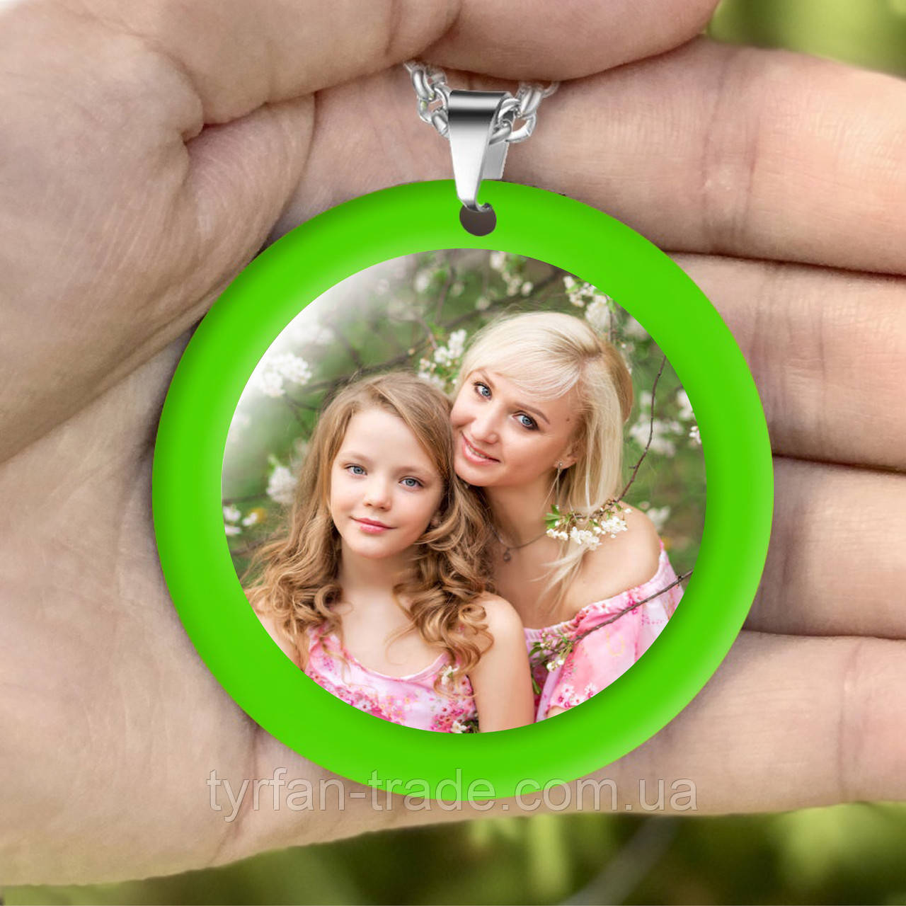 Підвіска ароматизатор в автомобіль — із зеленим обідком круглої форми та фотографією дружини з дитиною
