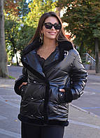 Стильная утепленная куртка с английским отложным воротником из эко-меха лаковая плащевка черная