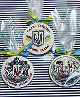 Шоколадки з українською символікою і стрічкою.
