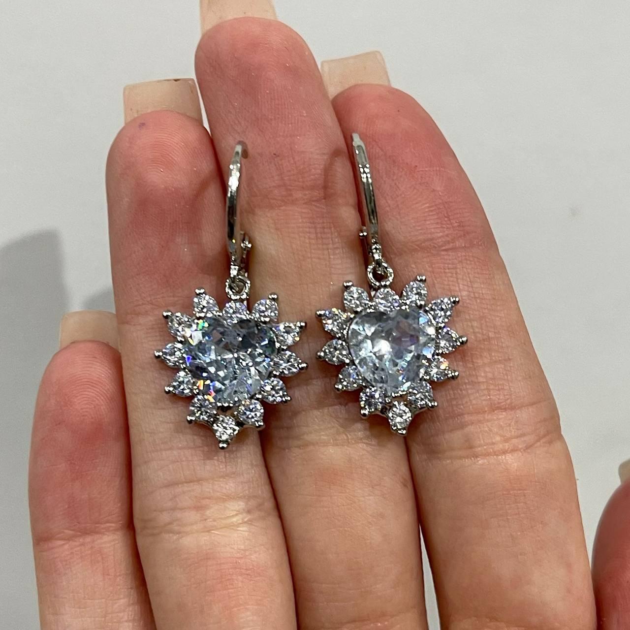Жіночі сережки "Сяйво алмазних сердець у сріблі" з ювелірного сплаву - оригінальний подарунок дівчині