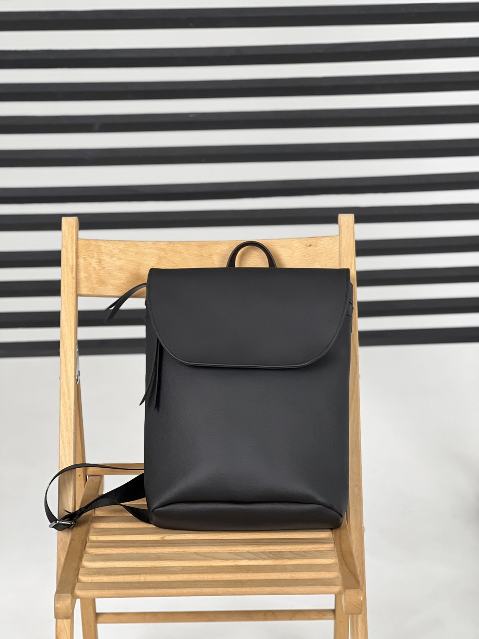 Молодіжний рюкзак Moldi чорний з екошкіри