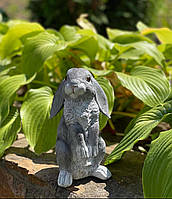 Садовая фигура с полистоуна Зайчик на задних лапках серый
