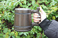 Темний дерев'яний бокал пивний з металом, дубовий кухоль для пива, пивна кружка з натурального дерева