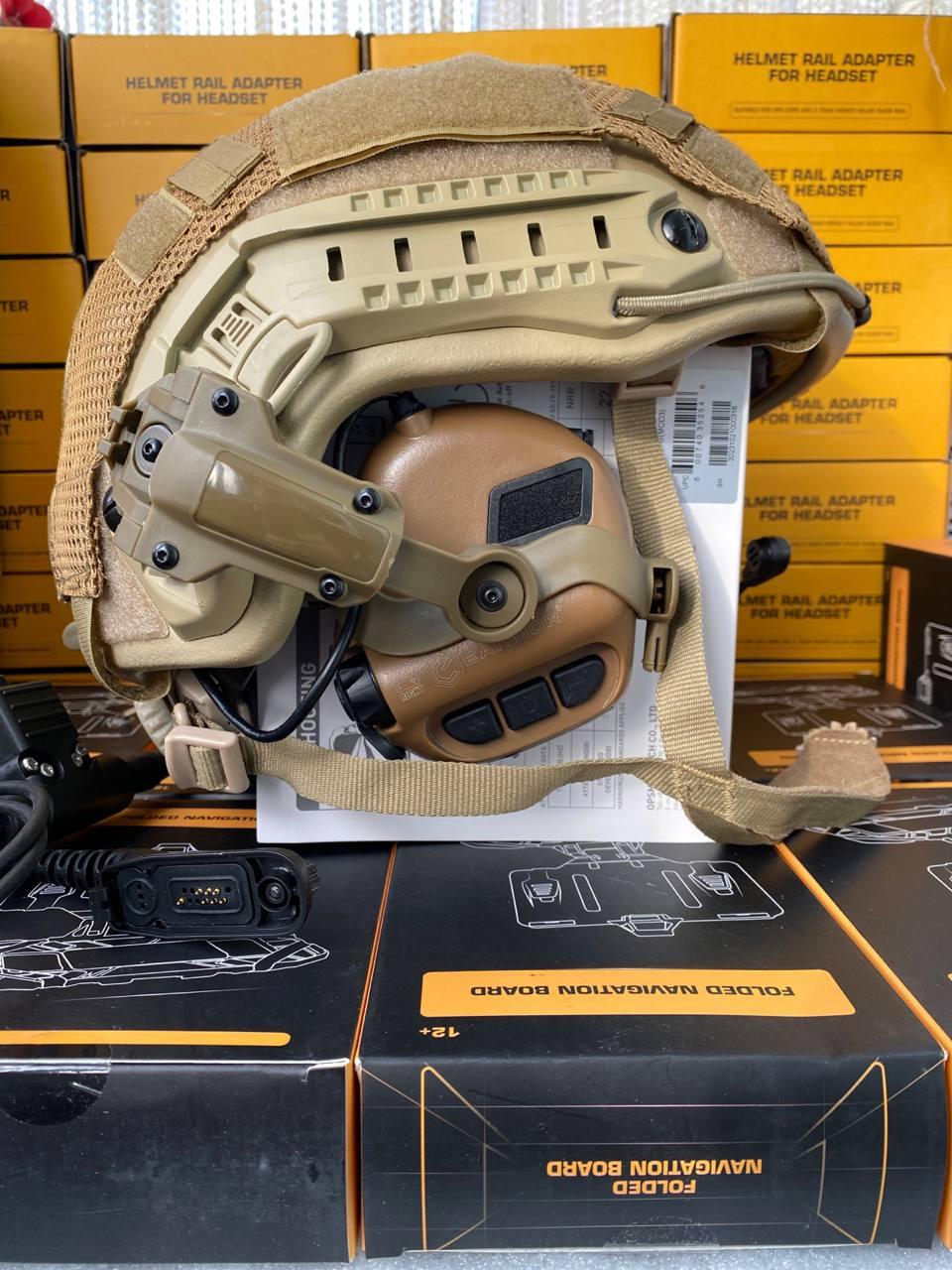 Шлем Тактический FAST Helmet NIJ IIIA Комплект c Наушникми Earmor M32H и Фонариком .Каска военная койот - фото 4 - id-p1870565091