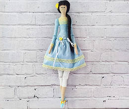 Інтер'єрна лялька в стилі тільда в жовто-блакитній сукні