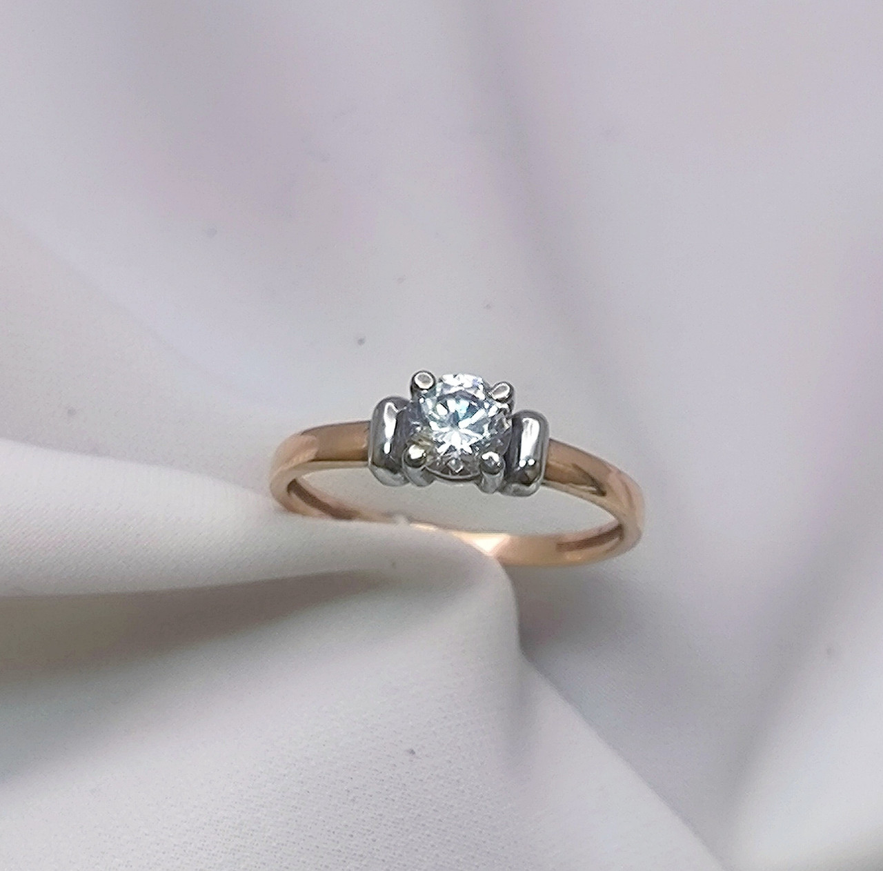 Золоте кільце з цирконієм, помоловічне кільце