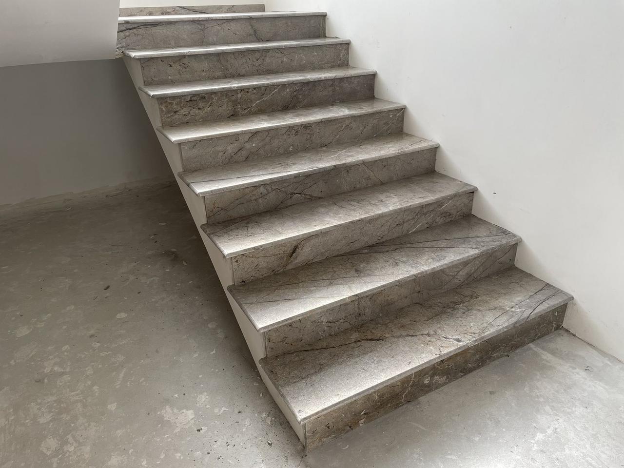 Сходи з мармуру Essential Grey