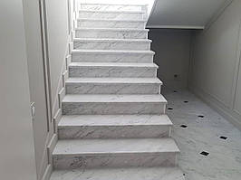 Сходи з мармуру Bianco Carrara