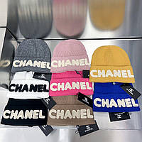 Вязаная шерстяная шапка Шанель в ярких цветах, коллекция 2023-24