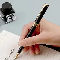 Черная перьевая ручка