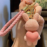 Брелок кролик трендовый брелок для ключей в виде зайчика с сердцем розовый