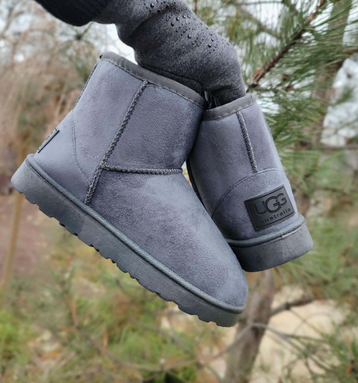 ​​​​​​​СЕРЫЕ угги экозамшевые с черной лейбл UGG  на пяточке короткие (h=16 см) на плоской подошве.унисекс