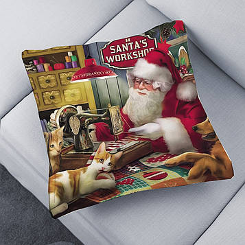 Декоративна подушка з новорічним принтом Санта готує подарунки.