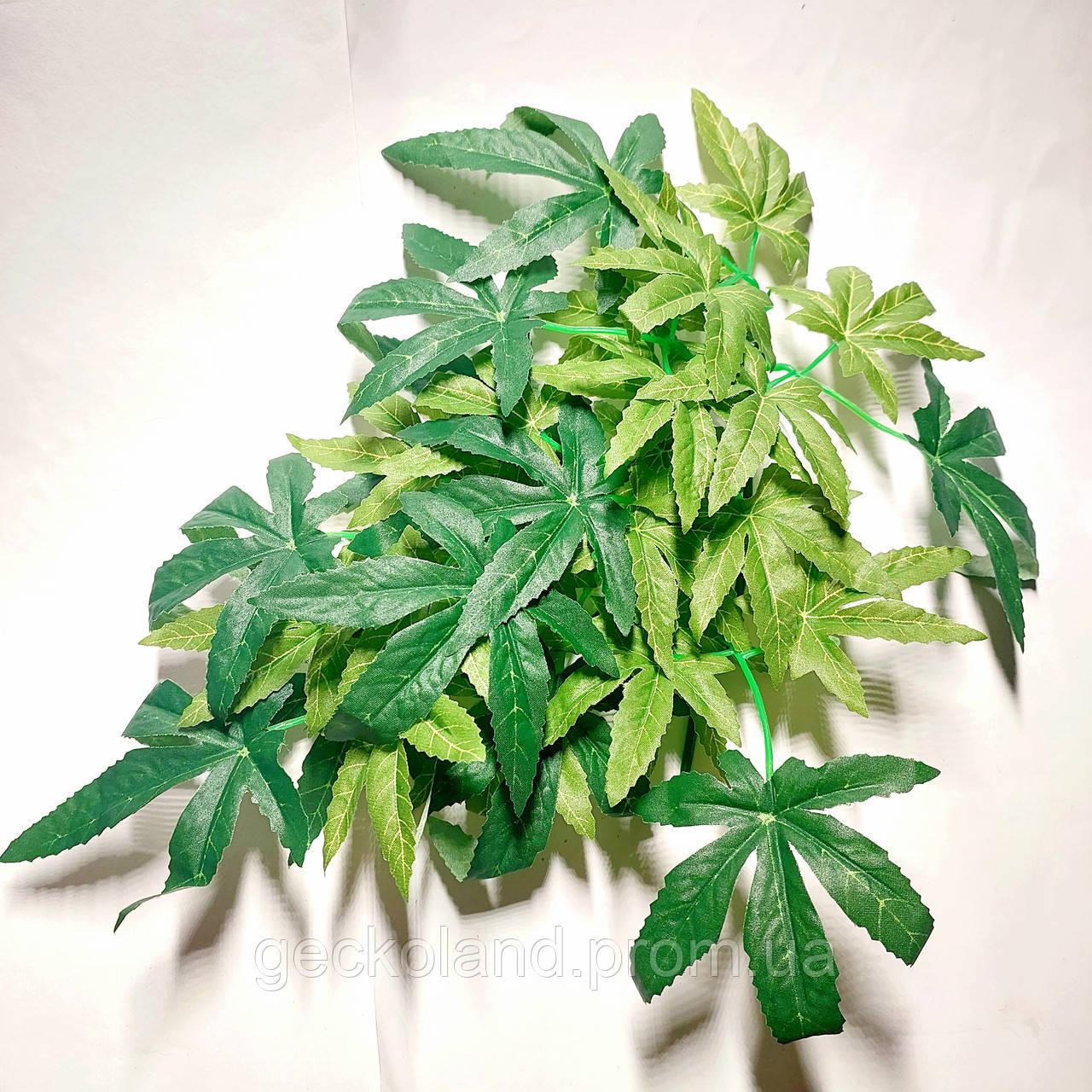 Искусственное растение на присоске 30*16см Зеленая декорация для рептилий в террариум - фото 1 - id-p2040589410