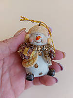 Статуэтка Снеговик керамическая один на выбор снеговик с подарком