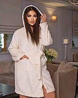 Женский махровый халат с капюшоном молочный