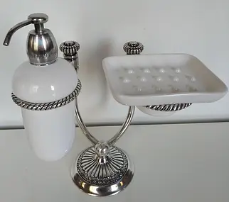 Стійка з диспенсером для рідкого мила та мильницею із срібної латуні Stilars Італія 141640 (27х24см)