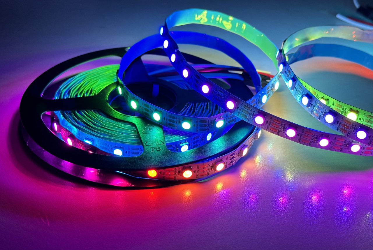 Адресна світлодіодна стрічка RGB SMD 5050 5V 60 д.м. IP20 WS2812b (ціна 1м) Premium біла основа