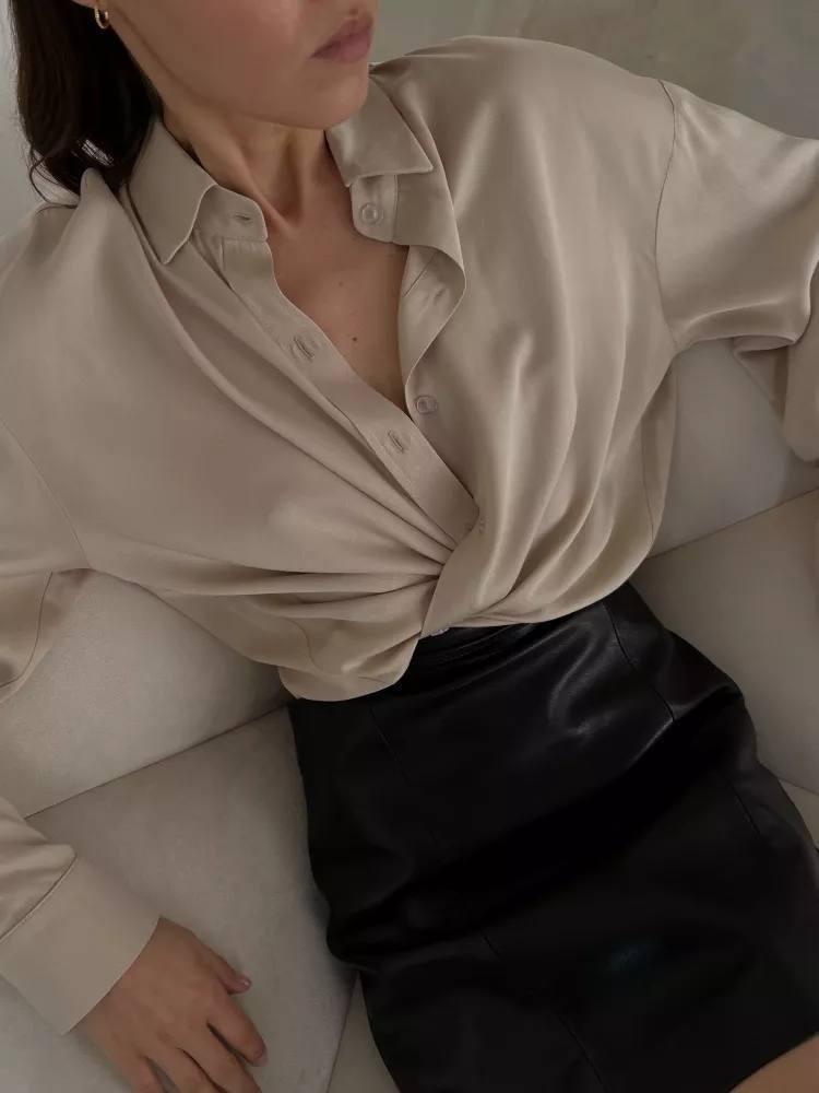 Трендовая однотонная женская оверсайз базовая рубашка (белая, черная, бежевая) супер софт в р.42/46 - фото 1 - id-p2041587342