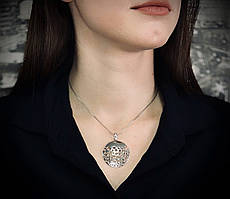 Срібний круглий кулон — лаконічна масивність