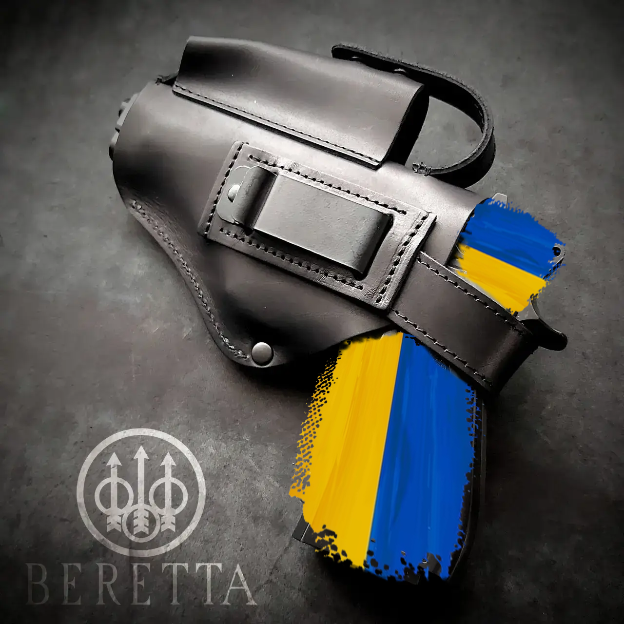 Кобура поясна для пістолета BERETTA 92. На скобі, з підсумком для магазину, чорна, натуральна шкіра
